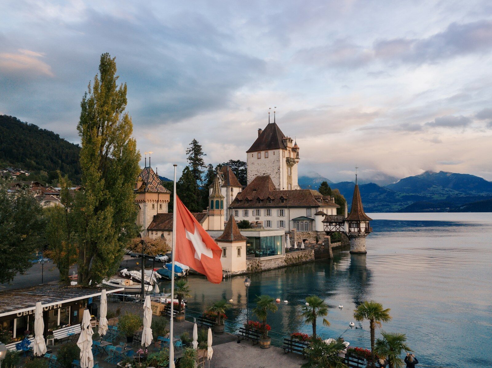 Lac et château suisse illustrant la coordination entre organismes pour une demande de retraite AVS