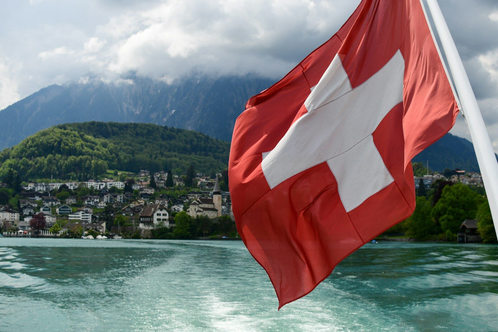 Drapeau suisse au bord de l'eau illustrant le deuxième pilier LPP et les démarches séparées