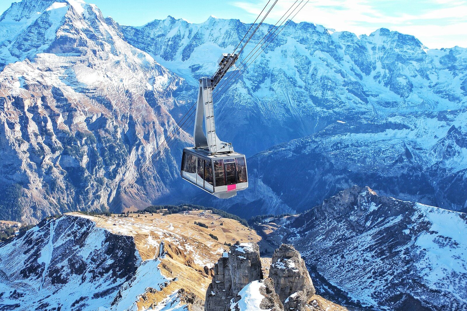 Paysage alpin suisse illustrant la préparation d'une demande de retraite internationale